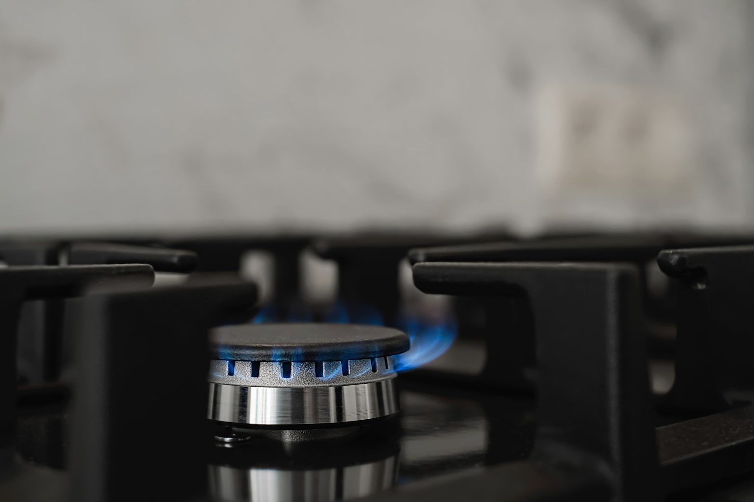 fogao de cozinha moderno queima de gas natural com uma chama azul