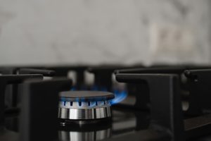 fogao de cozinha moderno queima de gas natural com uma chama azul