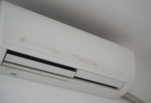 ar condicionado com mau cheiro, interior cheio de poeira e manchas escuras