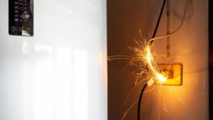 geladeira branca queimada por curto circuito