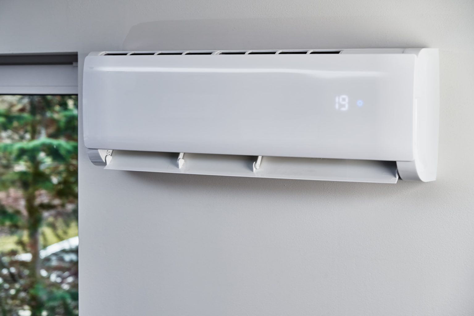ar condicionado fixado numa parede branca